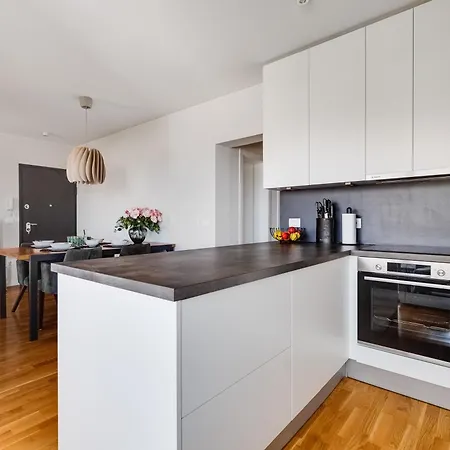 Spacious Two Bedroom With Roof Terrace, Borik Zadar