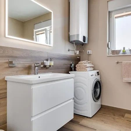 Spacious Two Bedroom With Roof Terrace, Borik Zadar