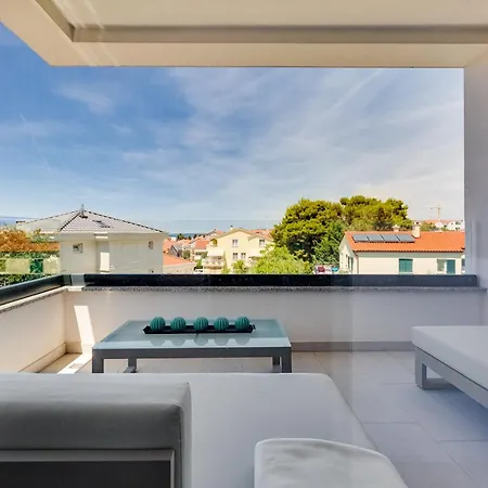 Spacious Two Bedroom With Roof Terrace, Borik 아파트