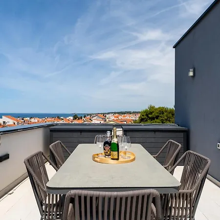 Appartement Spacious Two Bedroom With Roof Terrace, Borik Zadar