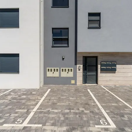 Spacious Two Bedroom With Roof Terrace, Borik * 자다르