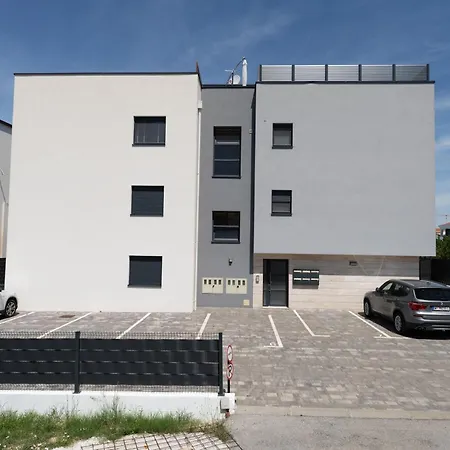 Spacious Two Bedroom With Roof Terrace, Borik 자다르