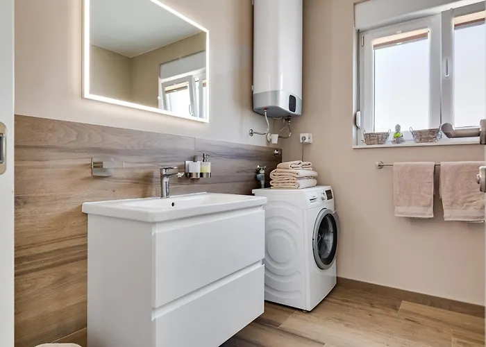 Spacious Two Bedroom With Roof Terrace, Borik 자다르