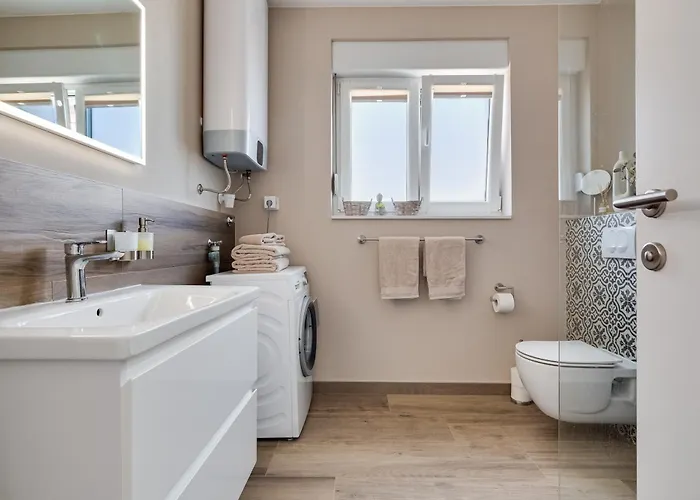 Spacious Two Bedroom With Roof Terrace, Borik 자다르