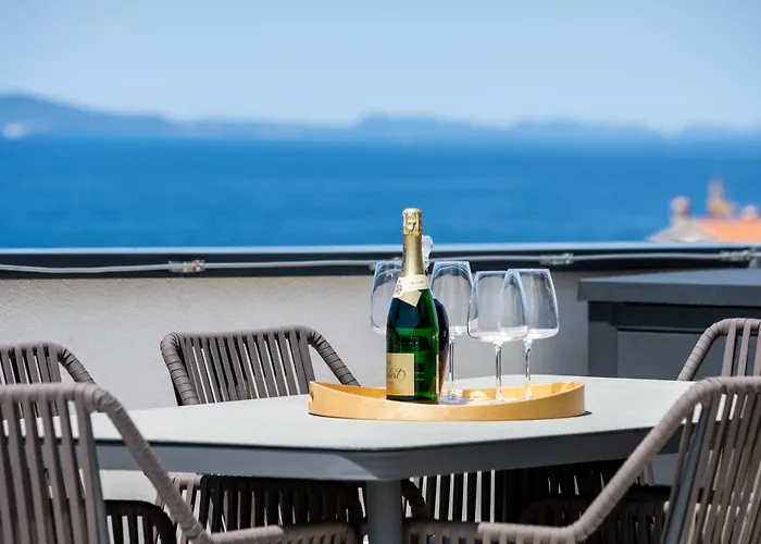 Spacious Two Bedroom With Roof Terrace, Borik 아파트 *