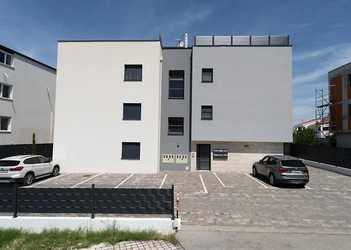 Spacious Two Bedroom With Roof Terrace, Borik 자다르