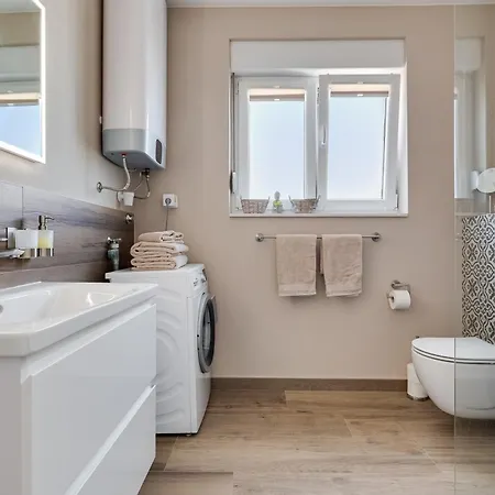 Spacious Two Bedroom With Roof Terrace, Borik ザダル