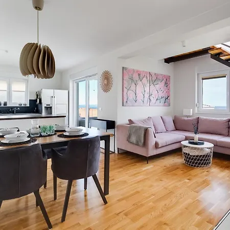 Spacious Two Bedroom With Roof Terrace, Borik Zadar