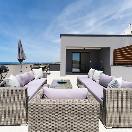 Spacious Two Bedroom With Roof Terrace, Borik アパート