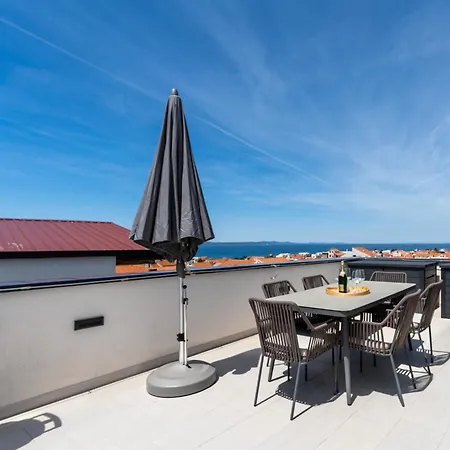 Spacious Two Bedroom With Roof Terrace, Borik アパート *