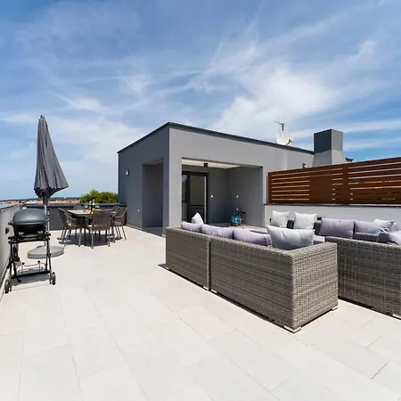 Spacious Two Bedroom With Roof Terrace, Borik アパート *