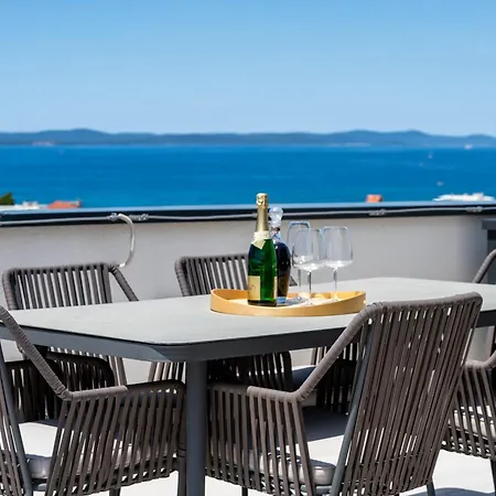 Spacious Two Bedroom With Roof Terrace, Borik アパート