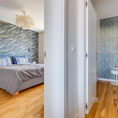 アパート Spacious Two Bedroom With Roof Terrace, Borik ザダル