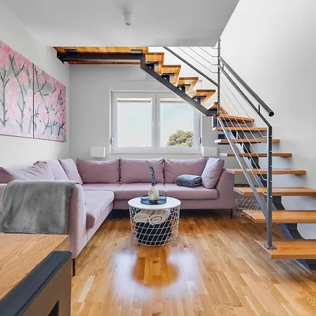 Spacious Two Bedroom With Roof Terrace, Borik アパート *