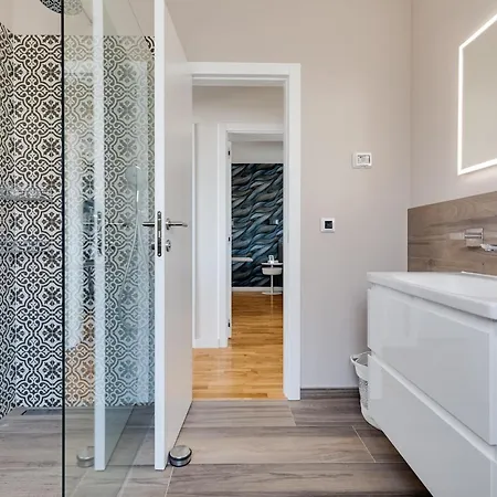 Spacious Two Bedroom With Roof Terrace, Borik *