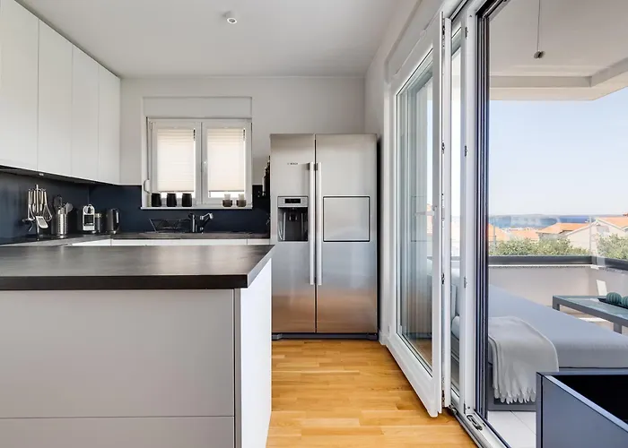 Apartment Spacious Two Bedroom With Roof Terrace, Borik *