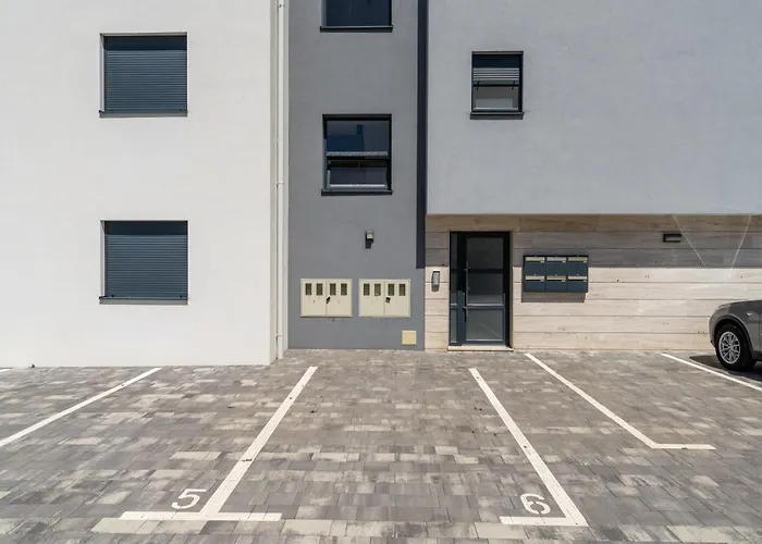 Spacious Two Bedroom With Roof Terrace, Borik * Zadar