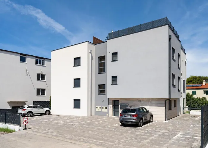 Spacious Two Bedroom With Roof Terrace, Borik Zadar