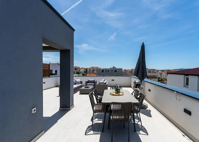 Spacious Two Bedroom With Roof Terrace, Borik Zadar