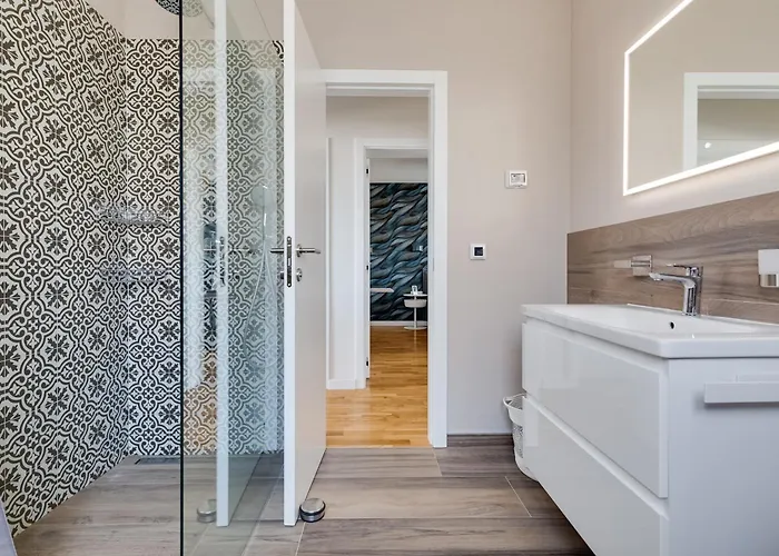 Spacious Two Bedroom With Roof Terrace, Borik *